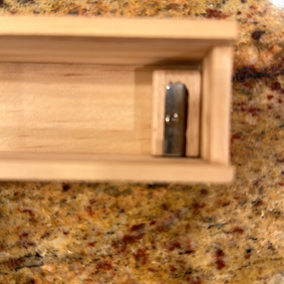 NIB⭐️WOODEN PENCIL BOX WITH 12 COLORED PENCILS AND SHARPENER-SAYS BE INCREDIBLE - Picture 4 of 5